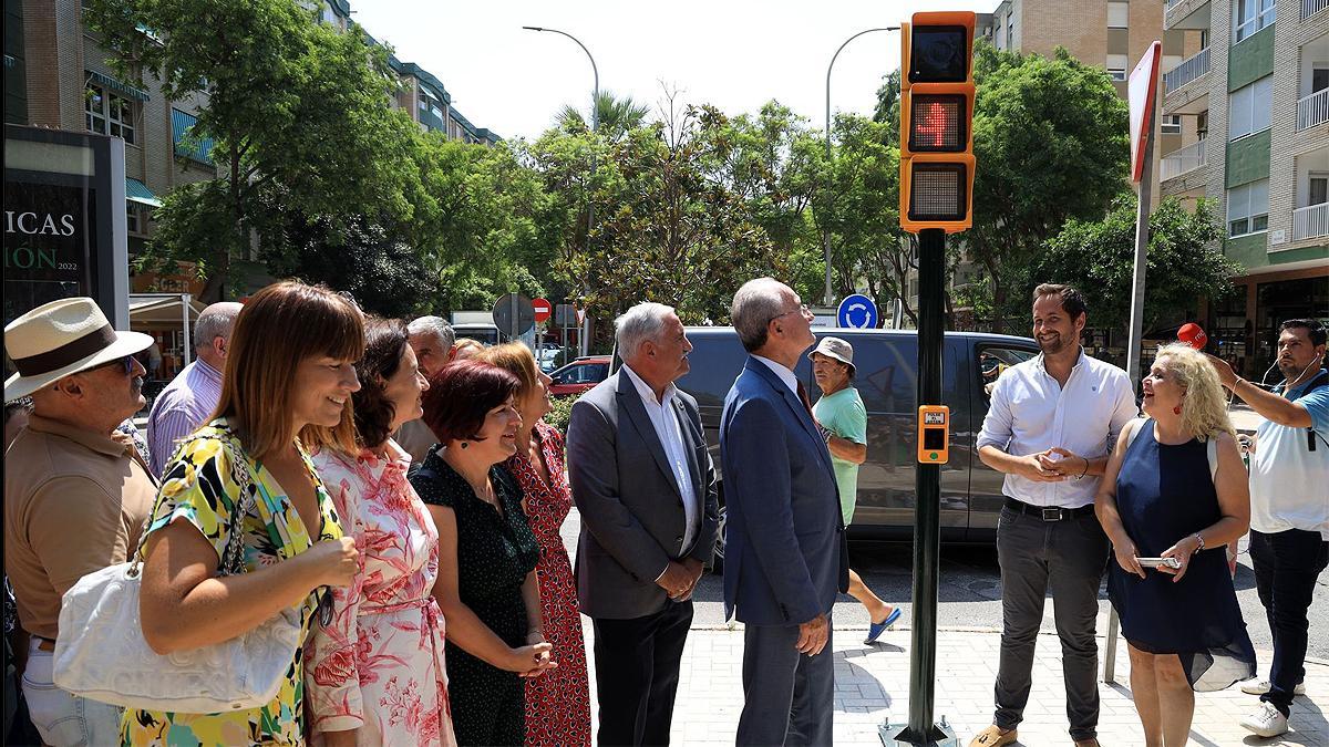 Inauguración del semáforo dedicado a Chiquito de la Calzada en Huelin.