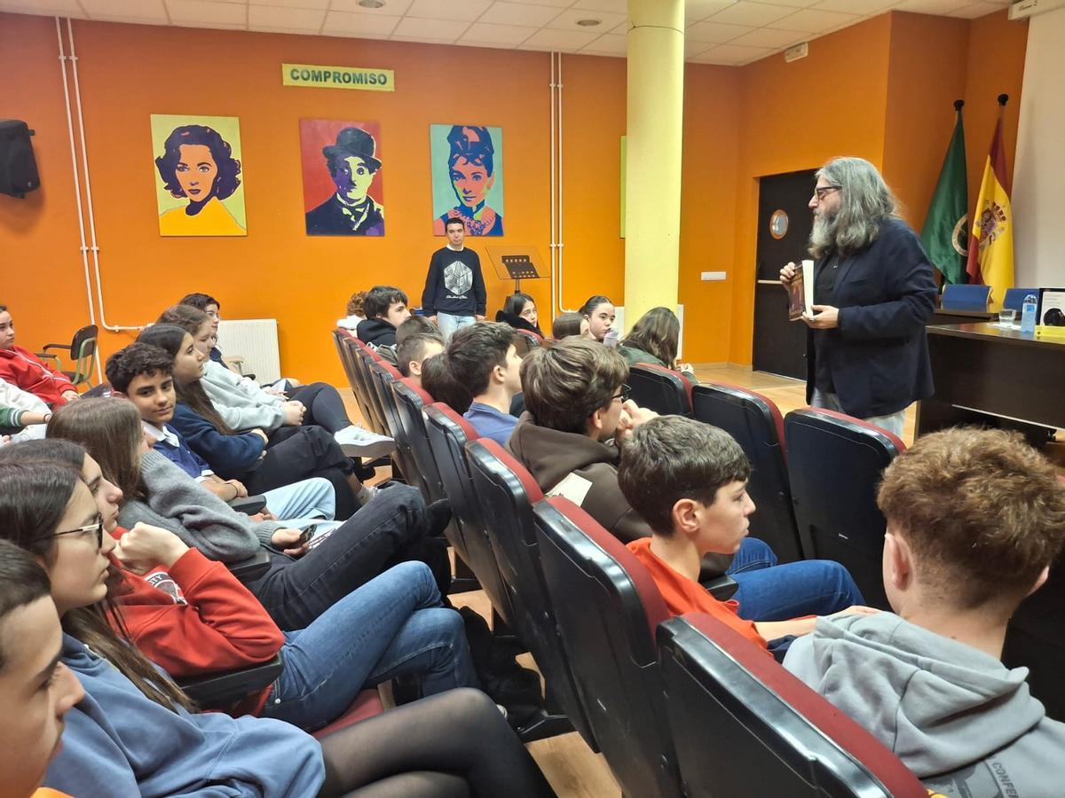 García Jambrina, este martes, durante su encuentro con estudiantes de Cangas de Onís.