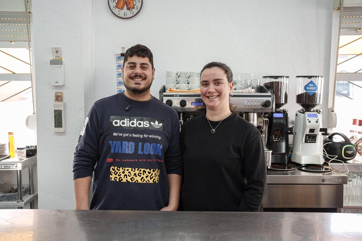 Abel Corbacho Acedo y Belén Burguillo Valverde, al frente del Bar Pizarro desde el pasado 19 de diciembre.