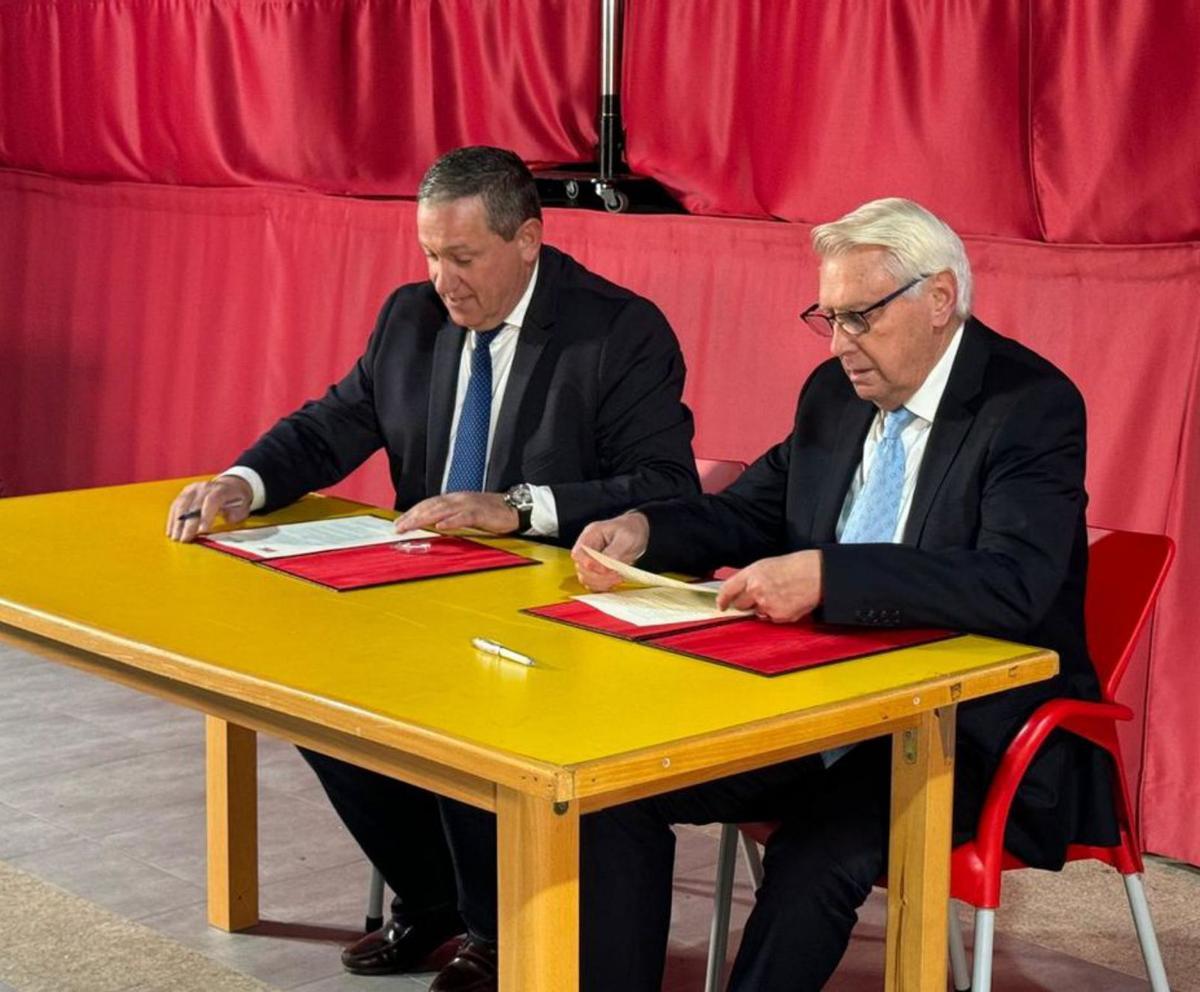 Faúndez y Lorenzo Más firman el protocolo. | Chany Sebastián