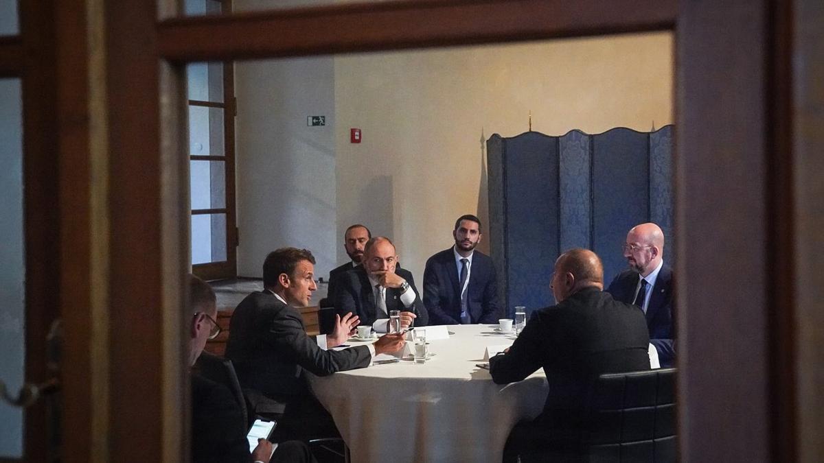 Emmanuel Macron y Charles Michel, en la reunión con los mandatarios de Armenia y Azerbaiyán.