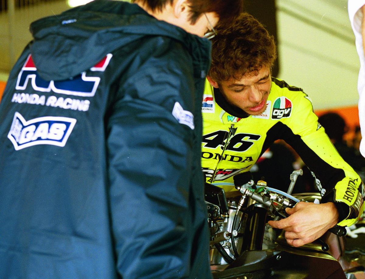 En 2002 cambió la reglamentación para para facilitar el salto a los cuatro tiempos y la categoría reina pasó a ser conocida como MotoGP. Valentino Rossi pilotó la Honda RC211V