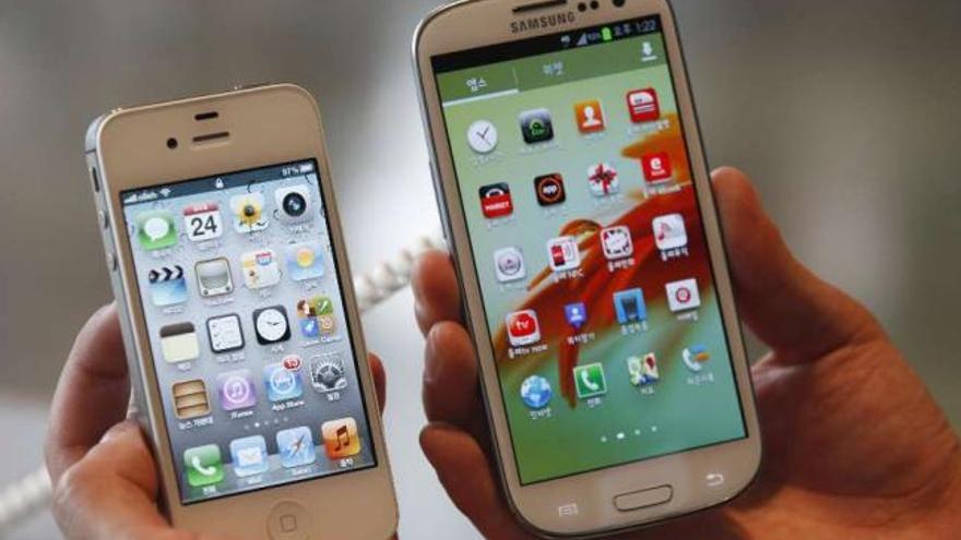 Un iPhone (izda.) y un teléfono inteligente de Samsung. / l. j.
