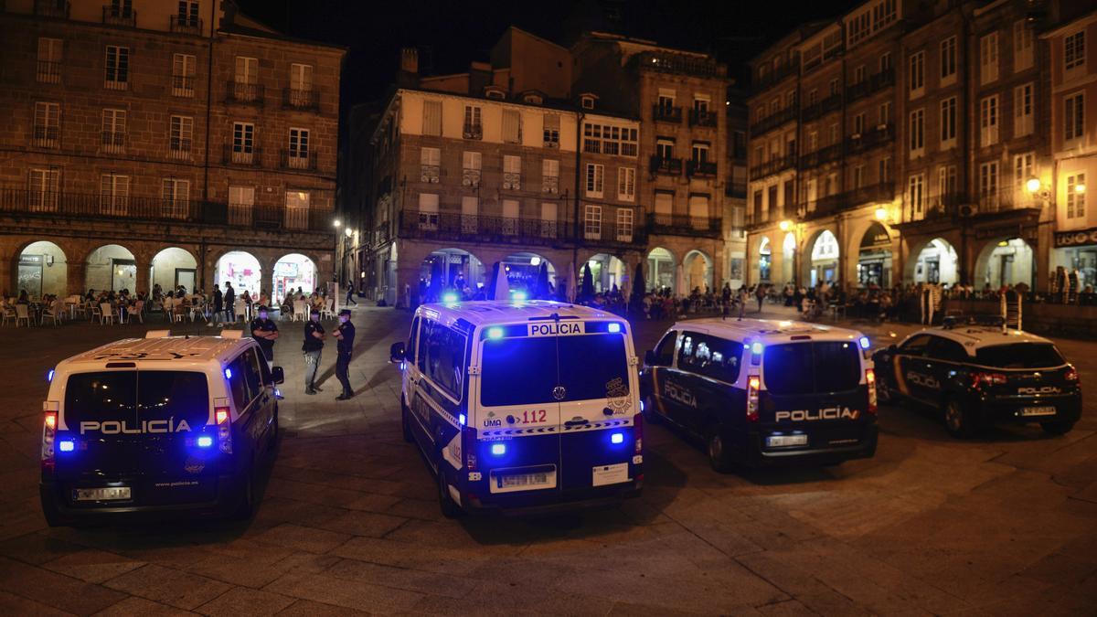 Policía controlando el ocio nocturno en el casco histórico de Ourense.