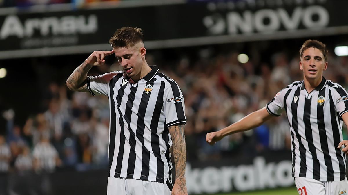 Raúl Sánchez celebra uno de sus doce goles anotados duante la temporada 2024/25.