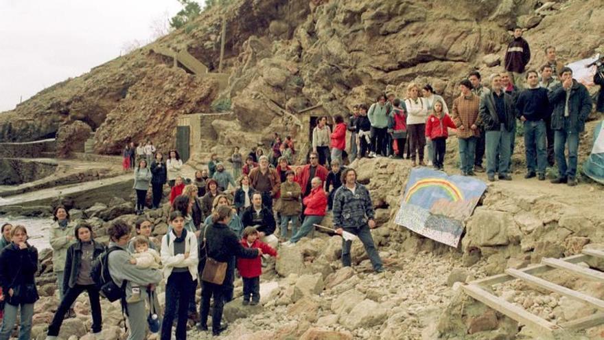 Protesta celebrada hace años en Cala Carbó a favor de la desclasificación.