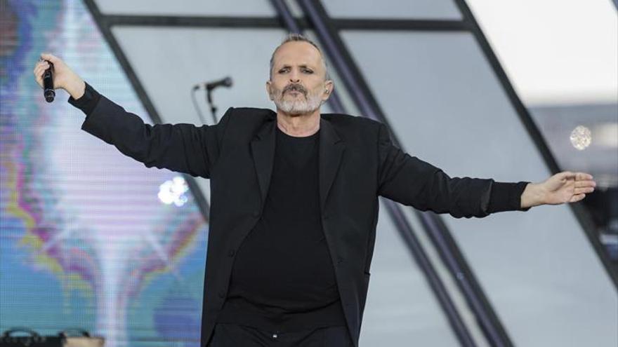 Miguel Bosé, cantante: «Estoy agarrado al móvil para cancelarlo todo»