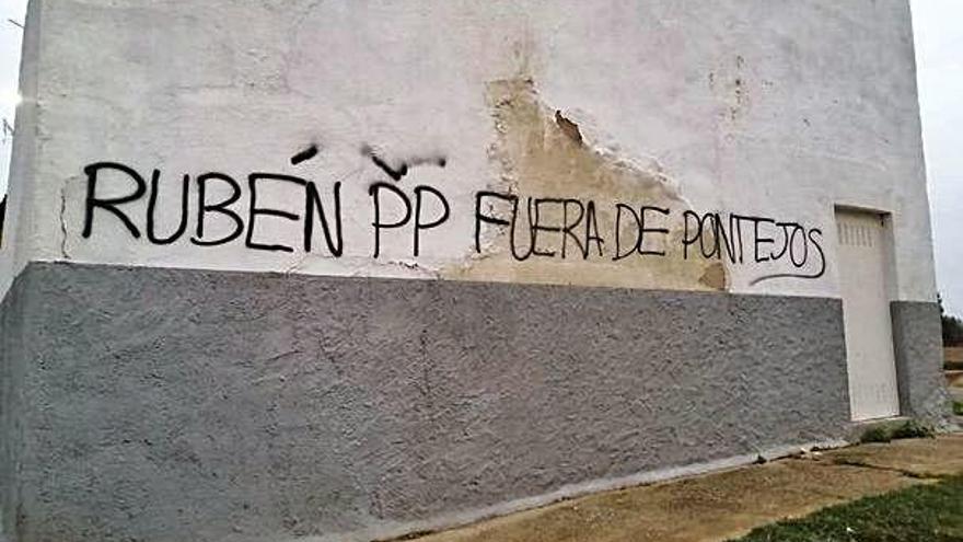 Aparecen pintadas en Pontejos contra el concejal Rubén García