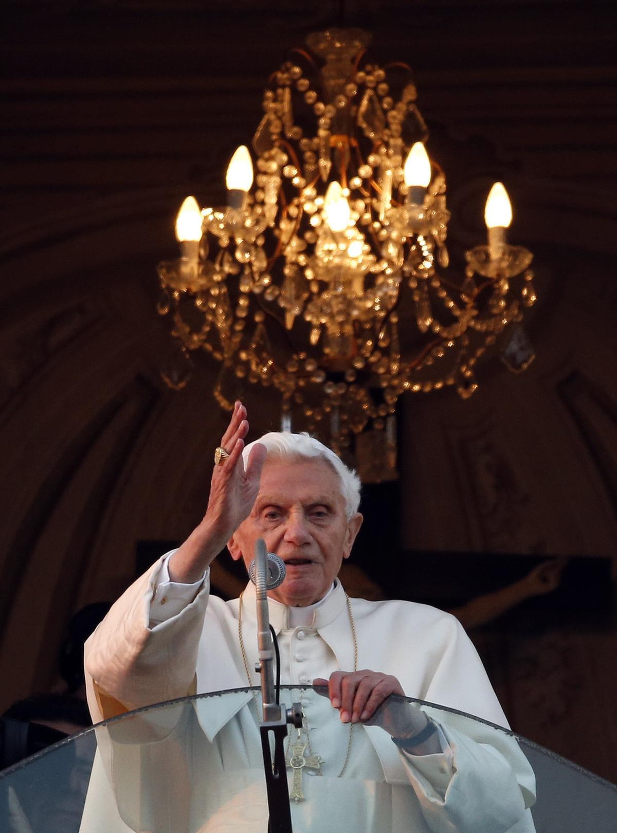 El papa Benedicto XVI bendice a los fieles por última vez en su última aparición en el balcón de su residencia de verano en Castelgandolfo, el 28 de febrero del 2013.