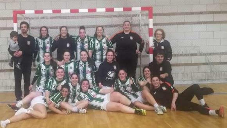 El equipo femenino senior del Balonmán Moaña. // C.B.M.