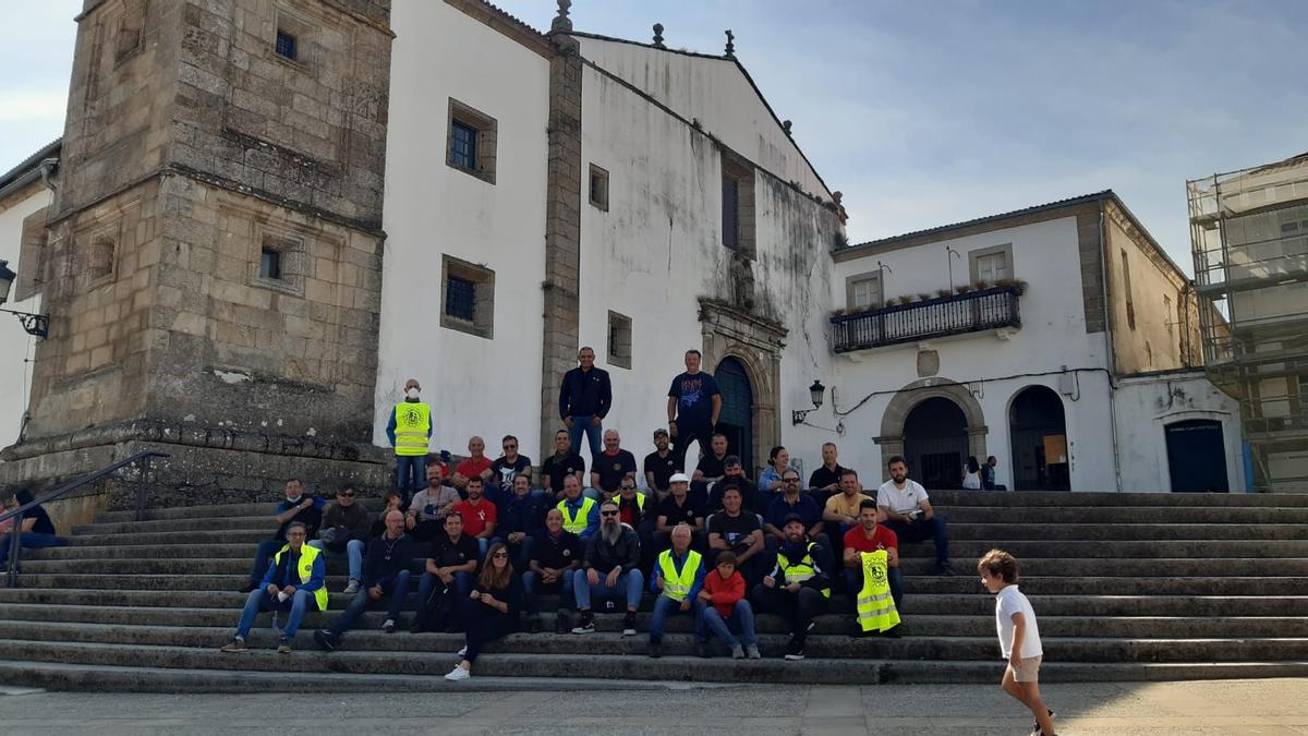 Posado en las escaleras del atrio de la iglesia de Santo Domingo, en Betanzos