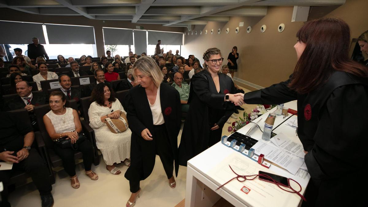 Una nueva colegiada y Eva María Cardona, miembro de la Junta de Gobierno del Colegio de Abogados de Balears, se dan la mano.