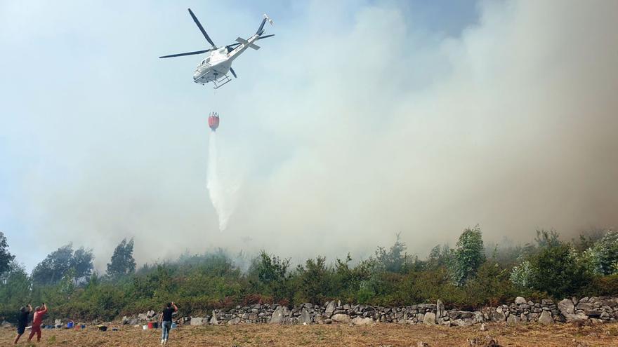 Un helicóptero interviene en el incendio que azotó la parroquia de Meira en 2022.
