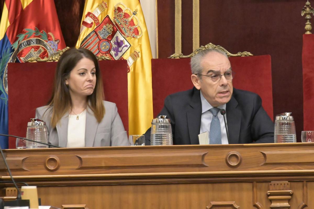 Francisco Soler e Inma Mora, durante el pleno hoy en Elche