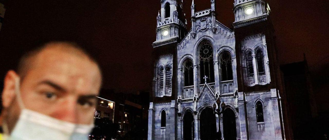 La fachada de la iglesia grande de Sabugo, usada anoche como lienzo para la creación artística con cañones de luz.