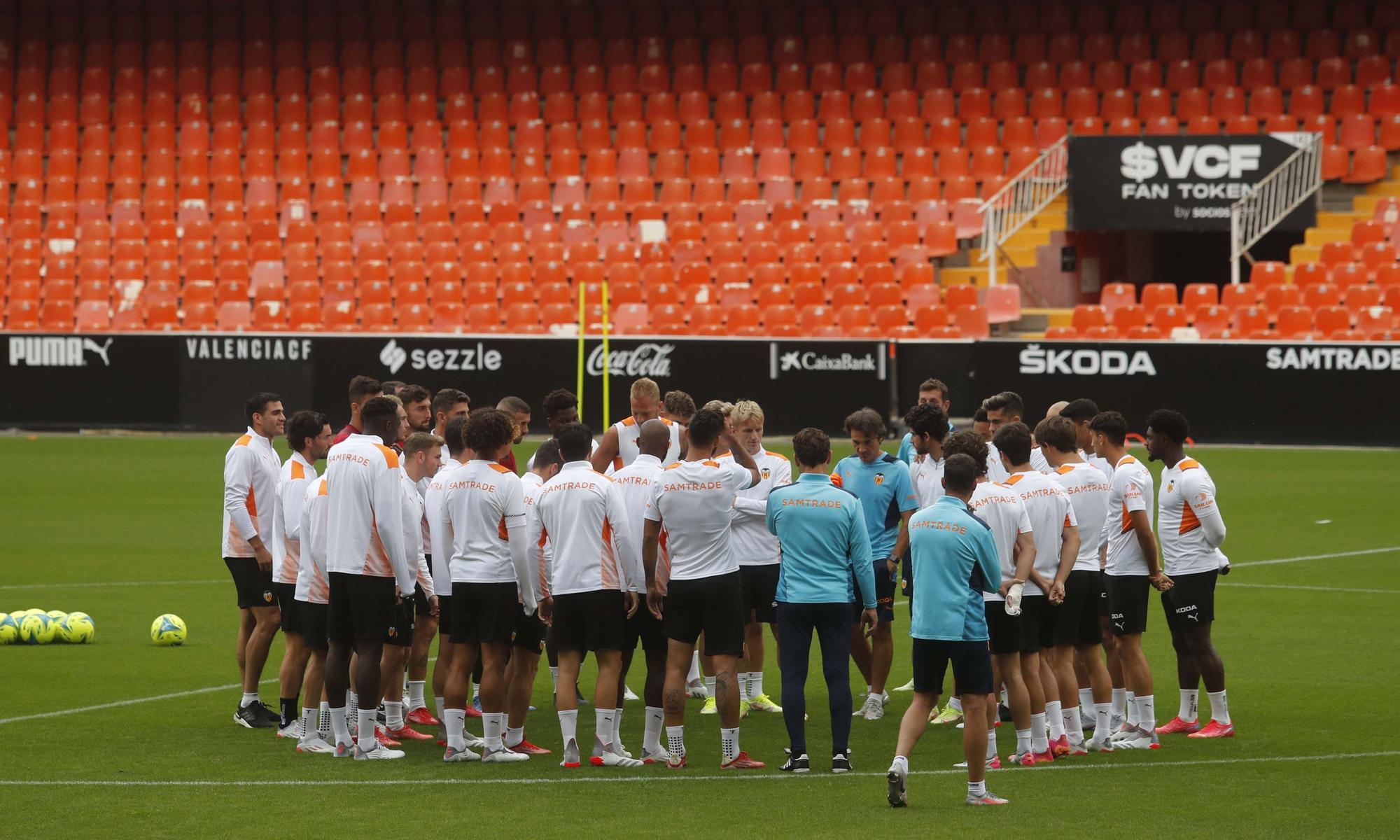 El Valencia entrena en Mestalla antes del partido frente al Villarreal