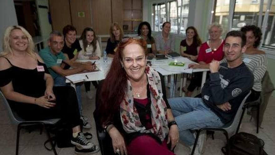 Araceli Barros, en el centro, con otros docentes y alumnos.