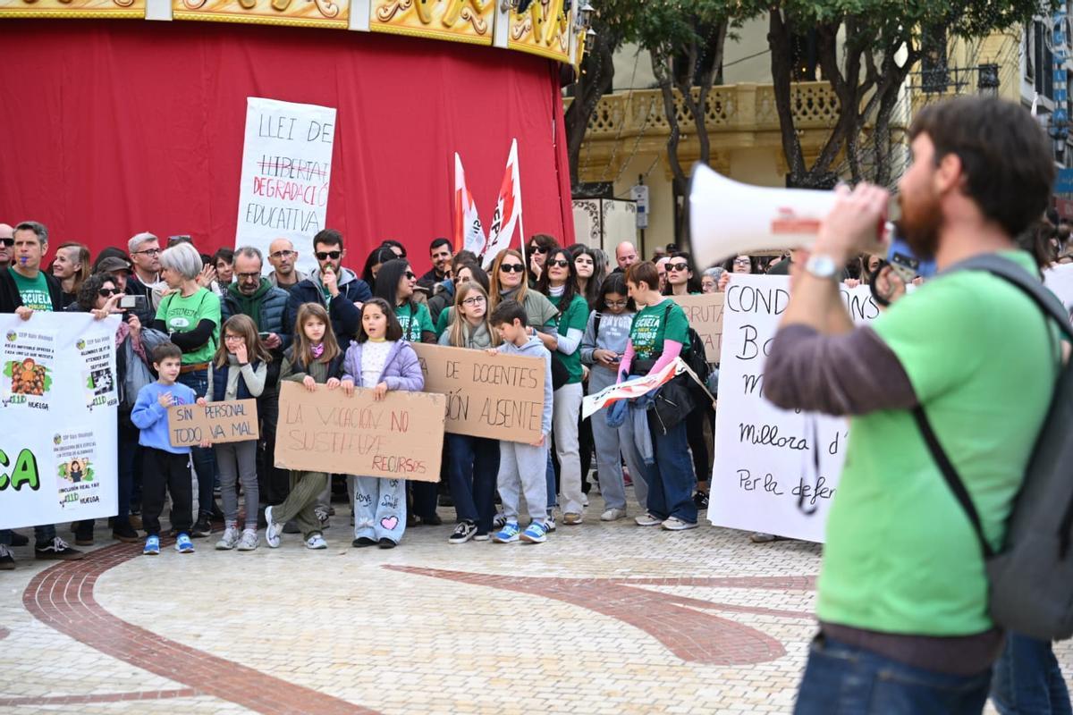 Los profesores salen a la calle en Elche