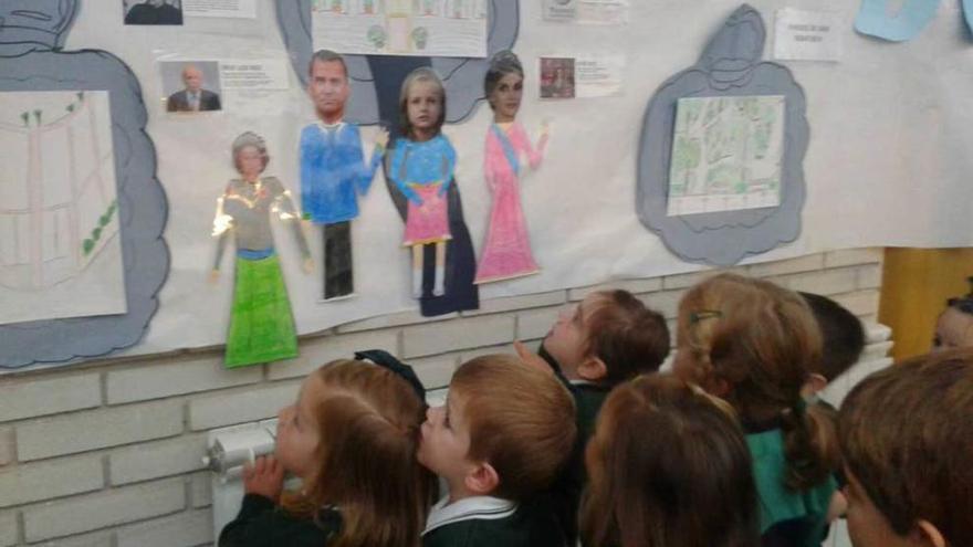 Varios niños observan un panel alusivo a los premios &quot;Princesa de Asturias&quot; en el Liceo de La Corolla, en Gijón.