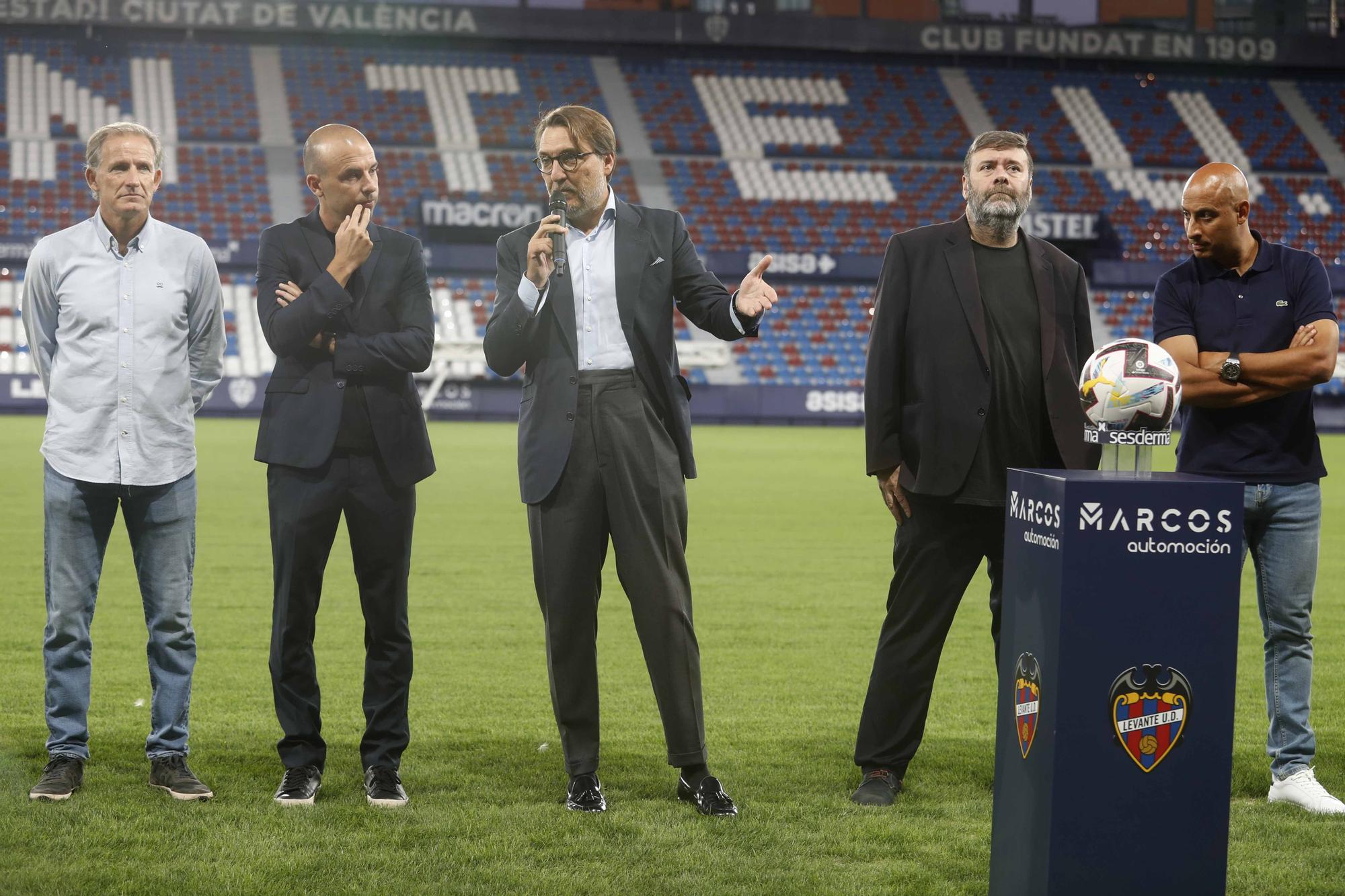 El Levante UD Iza la bandera con las peñas levantinistas