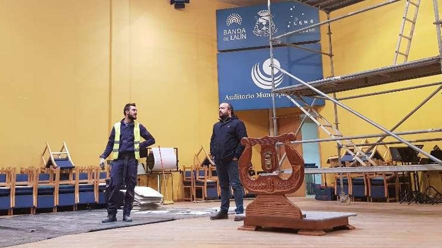 El alcalde, Rafael Cuíña, visitó ayer el avance de las obras en el auditorio.