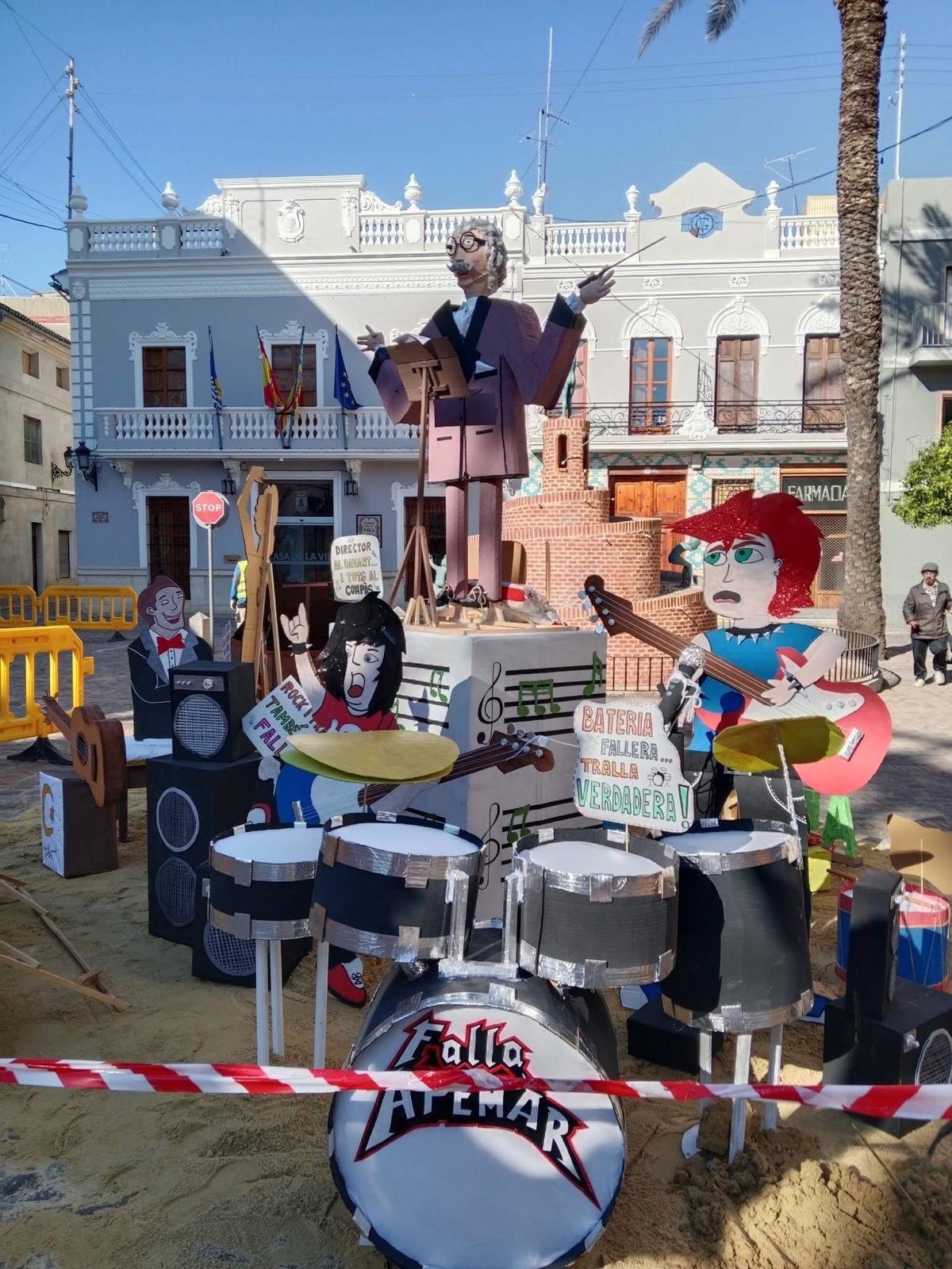 Falla que la asociación Apemar ha plantado delante del ayuntamiento.