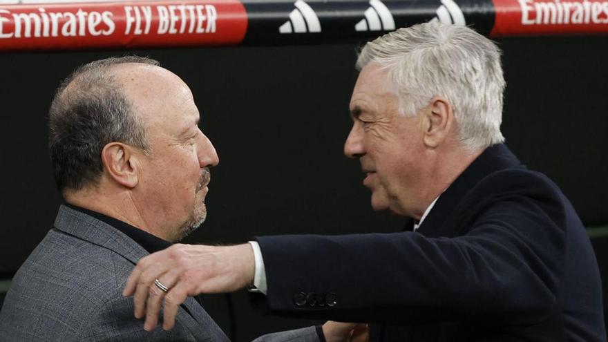 Benítez y Ancelottise saludan antes del partido.