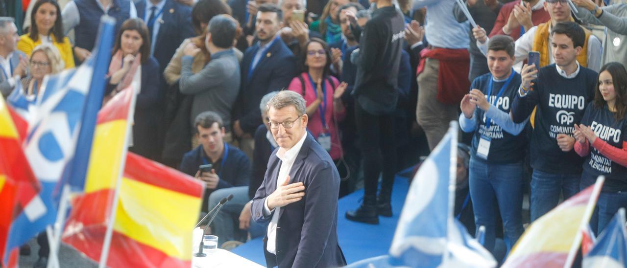 El presidente del PP, Alberto Núñez Feijóo se retira del atril en el acto de València tras meter presión a los suyos.