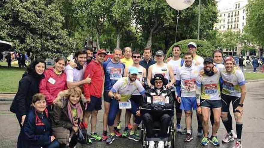 Daniel Valcárcel, tercero por la derecha, y Manuel Domínguez, tras la silla, con el equipo.