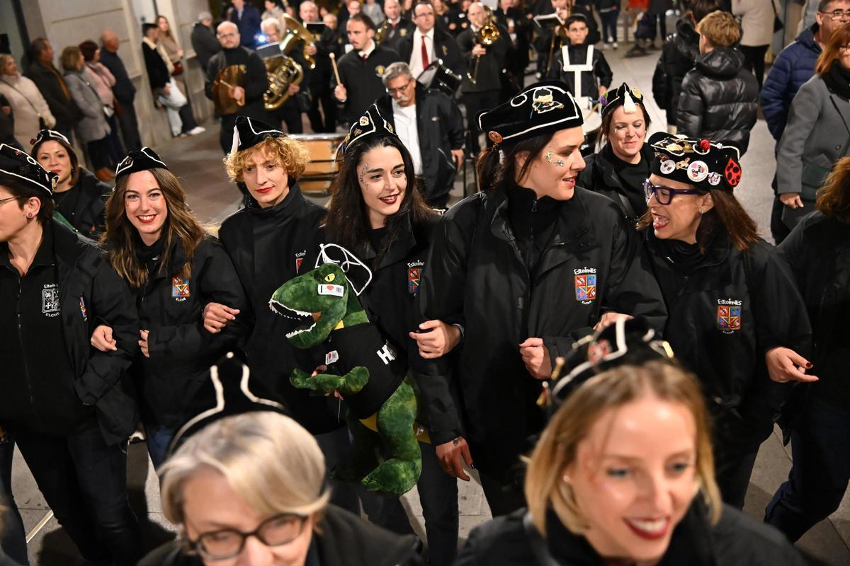 Los Moros y Cristianos desfilan por las calles de Elche en la Entraeta del Mig Any Los Moros y Cristianos desfilan por las calles de Elche en la Entraeta del Mig Any