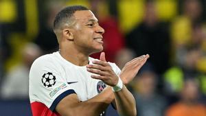 Mbappé se lamenta de un error en el Dortmund-Paris SG de la Champions.