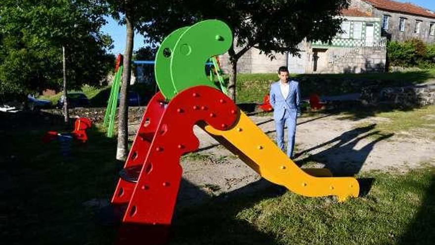 Andrés Díaz en un parque infantil del rural de Ponte Caldelas. // FdV