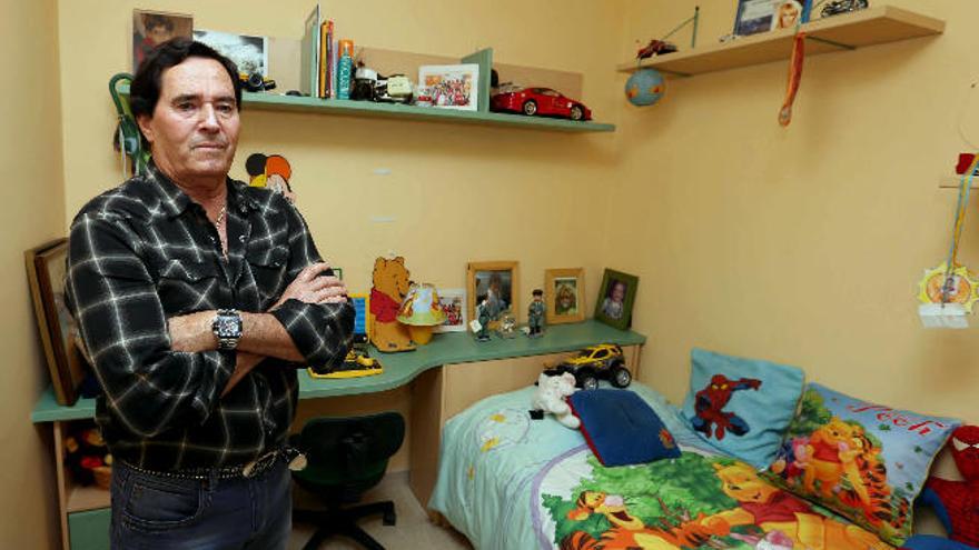 José Suárez, abuelo de Yeremi Vargas, junto a la cama de su nieto con algunas fotos, ayer en Los Llanos.