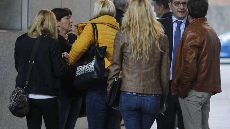 Familiares de la víctima, con el abogado Andrés Martínez, a las puertas de la Audiencia.