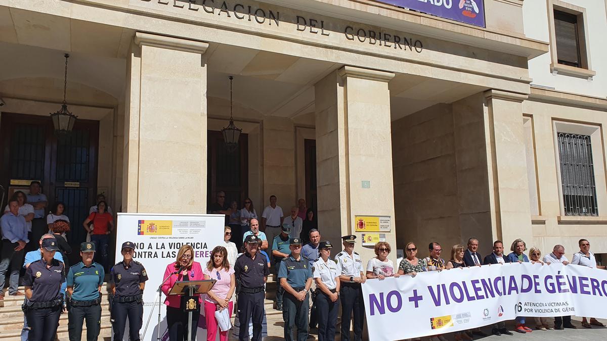 Minuto de silencio en la Subdelegación del Gobierno en Alicante.