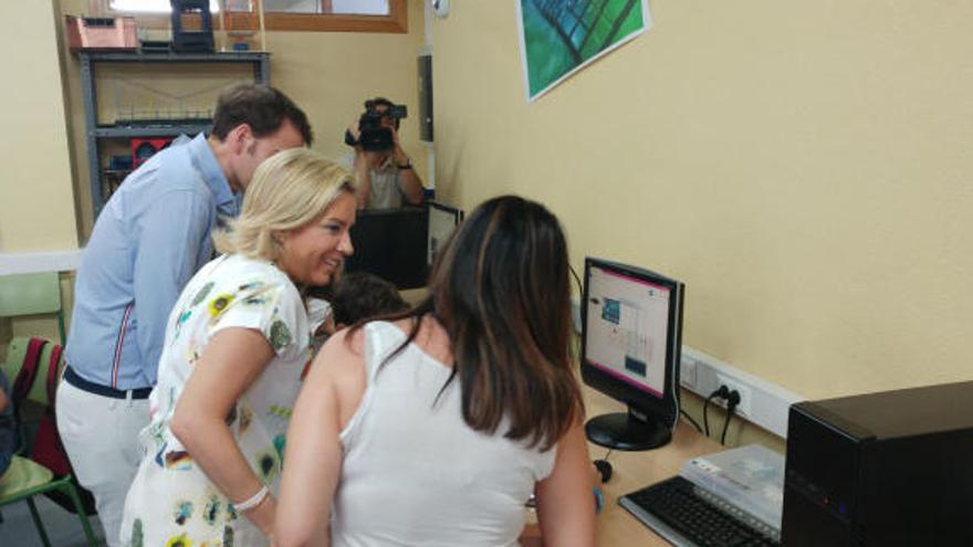 La presidenta de Lyceum de Ciencia, María Trinidad Herrero, y la directora general Alicia Barquero.