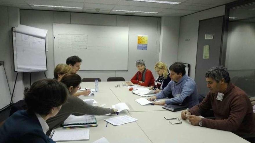 El patrón mayor de Cangas, Javier Costa [en la derecha, en el centro], ayer en Bruselas. // Faro