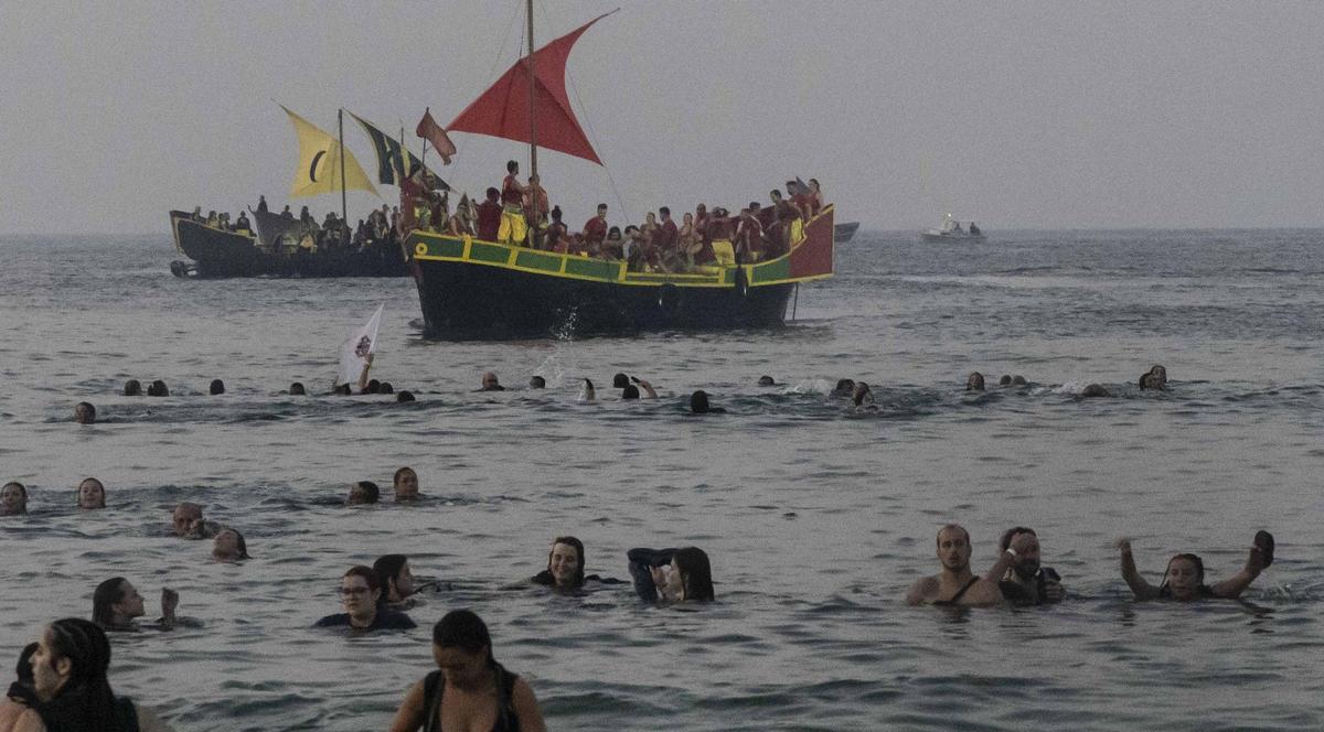 El Desembarco llena de épica la costa de La Vila