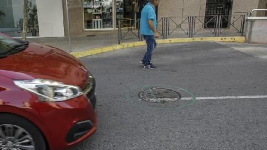 Una de las cuatro trampillas de alcantarillado mal instaladas en el barrio de Altabix.