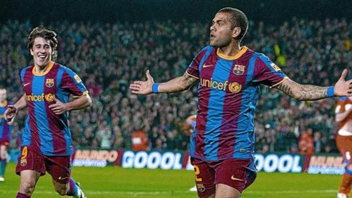 Dani Alves celebra el gol que marcó el sábado ante el Getafe ante la mirada de un Bojan que acude a felicitarle.