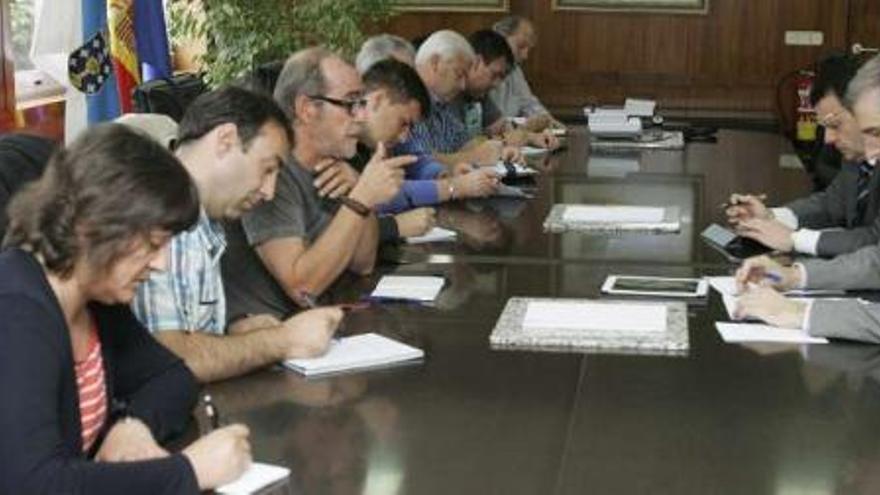 El conselleiro de Industria recibió ayer a representantes del comité de empresa de Navantia. / xoán álvarez