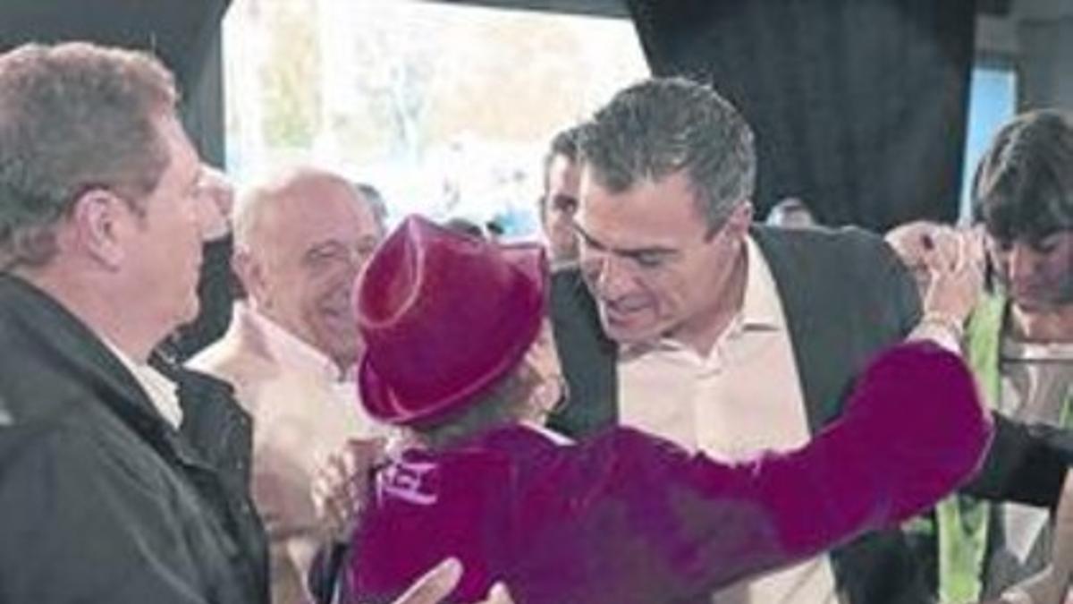 Pedro Sánchez saluda a una asistente al acto del PSOE sobre regeneración democrática, ayer, en Madrid.