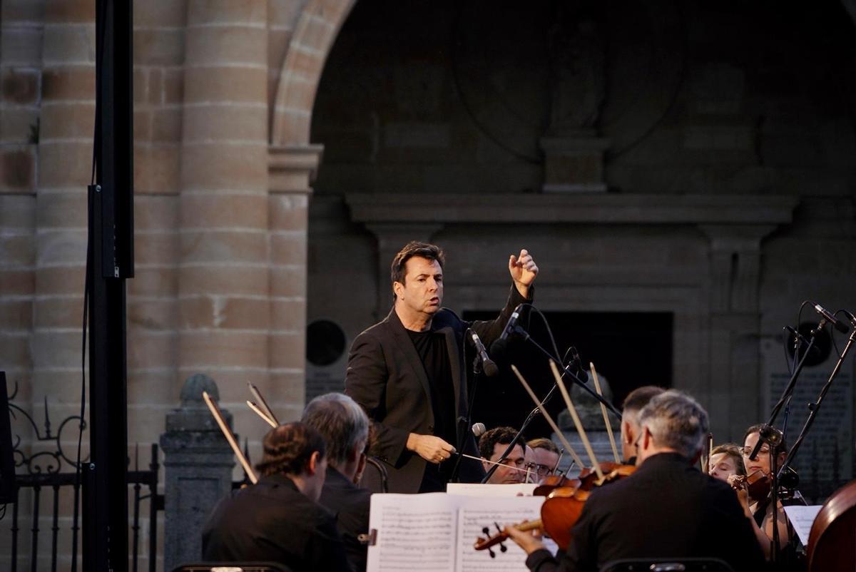La Orquesta Sinfónica de Castilla y León, bajo la batuta de Oliver Díaz.