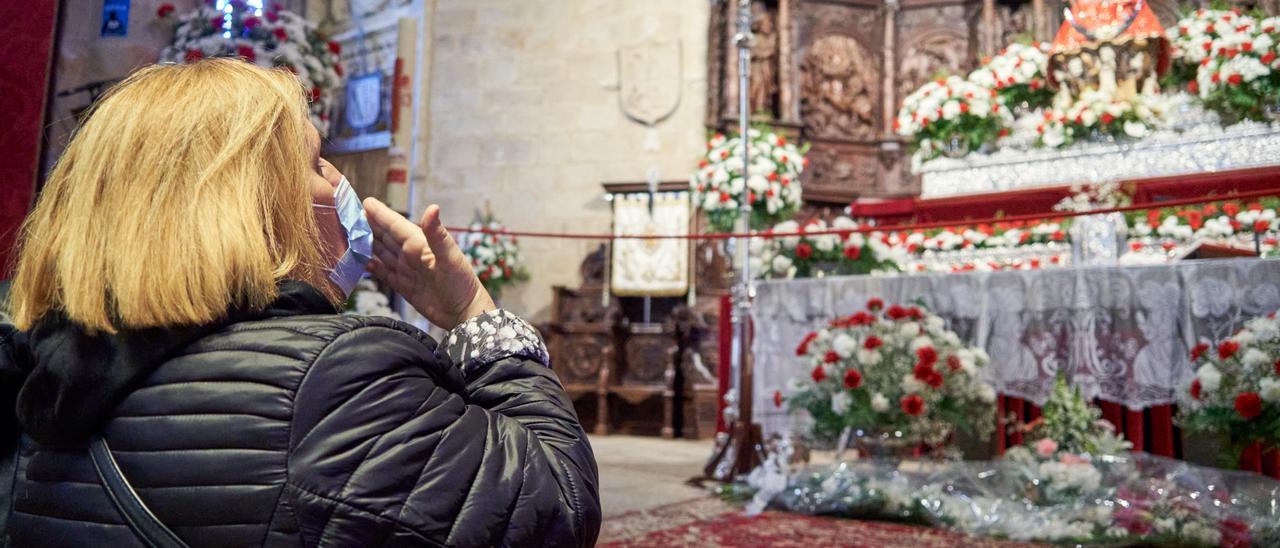 Una cacereña, ayer ante la Virgen de la Montaña, lanza un beso a la patrona de Cáceres.