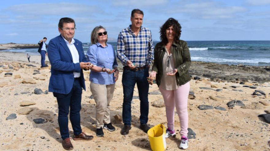 De izquierda a derecha, Juan Ramón Fuertes, Natalia Aznárez, Domingo Cejas y Blanca Pérez, ayer, en Playa Lambra con residuos recogidos en ese litoral.