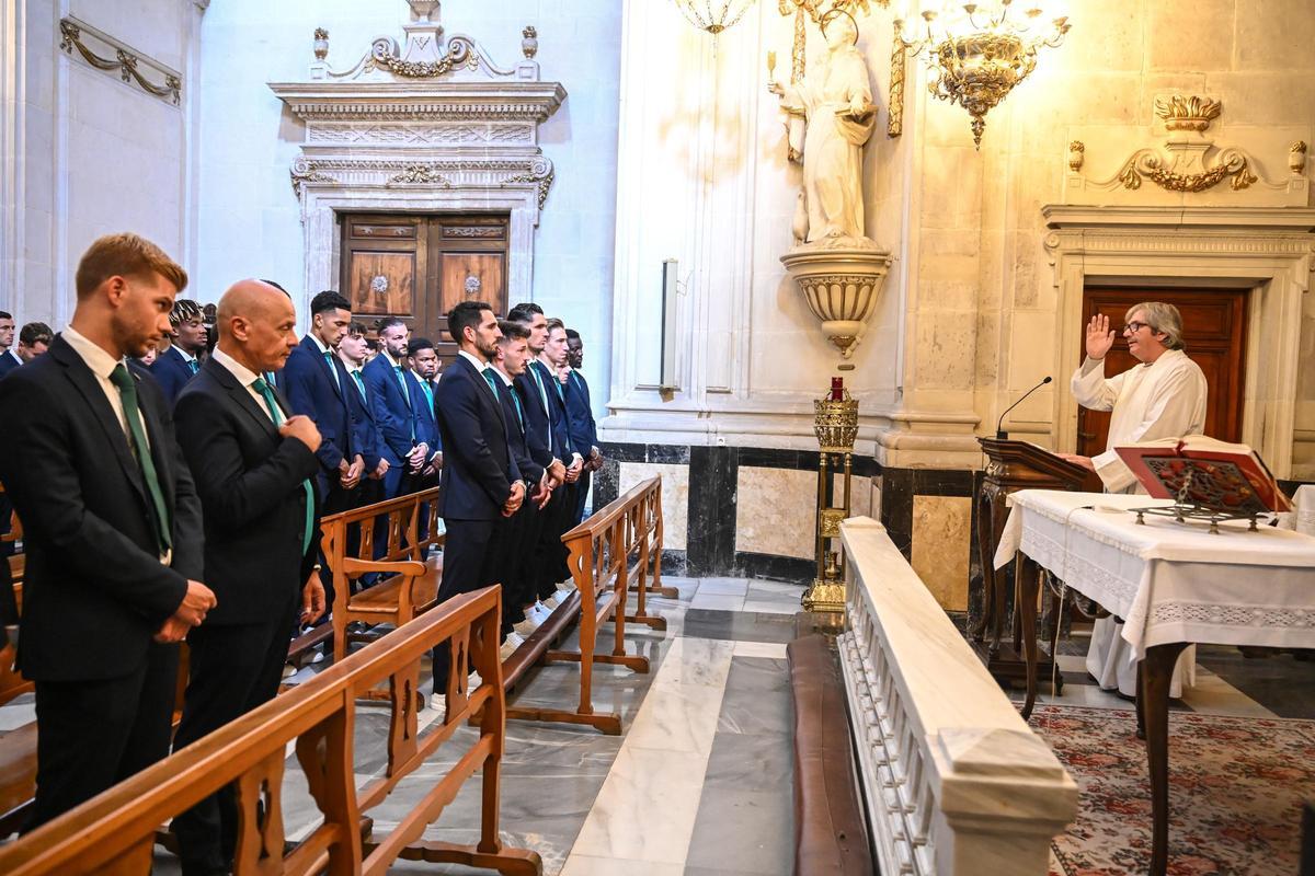 Rafa Mir, ante el confesionario durante la ofrenda a la Patrona