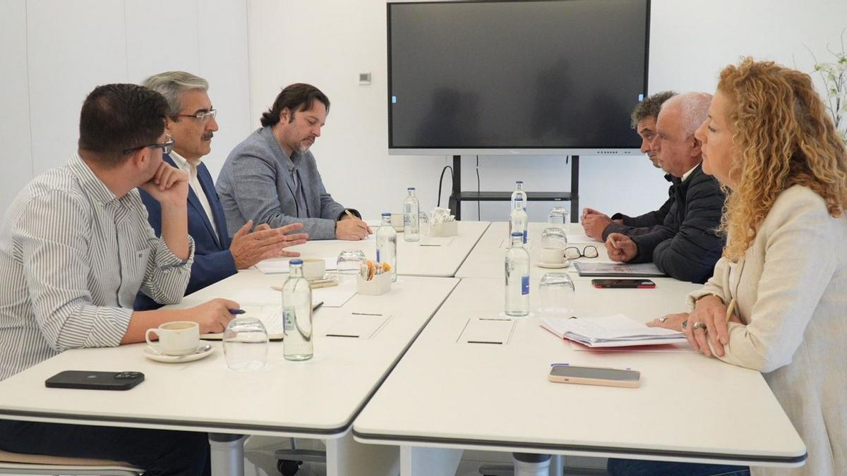 Imagen de la reunión mantenida por Román Rodríguez con los principales sindicatos de trabajadores este sábado.