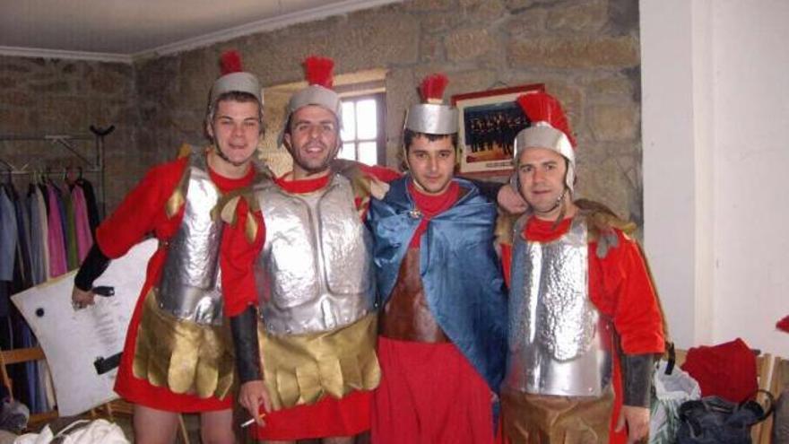 David García, a la derecha, junto a unos compañeros, en la Casa da Fábrica de Paradela. // FdV