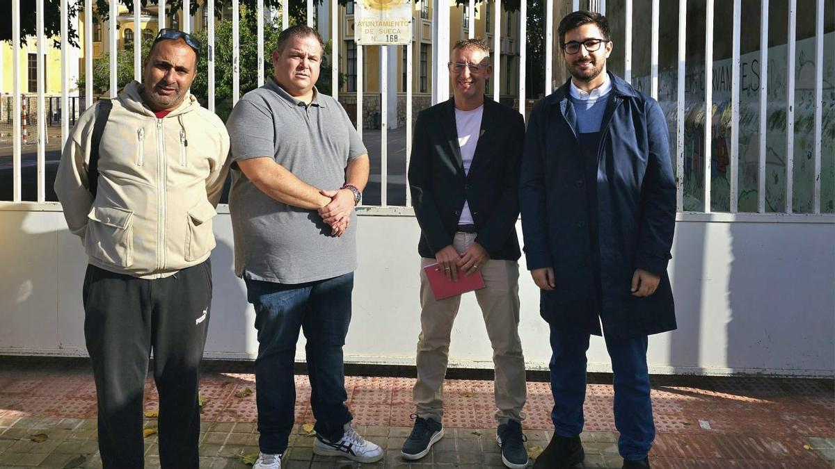 Carles Váquez, segundo por la izquierda, y Benjamí Mompó, primero por la derecha, en una visita al colegio Cervantes con el portavoz de Educación del PSPV, José Luis Lorenz, y un padr.