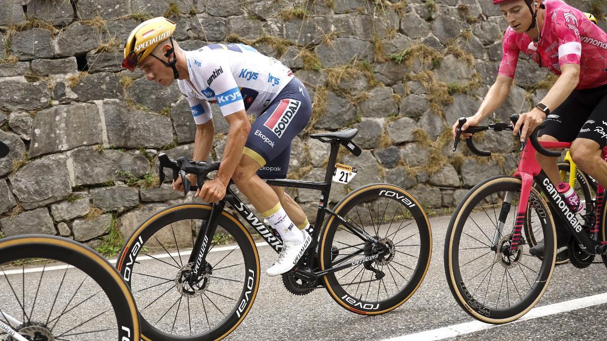 Brunnettebaby naked she does her own delightful acts, and